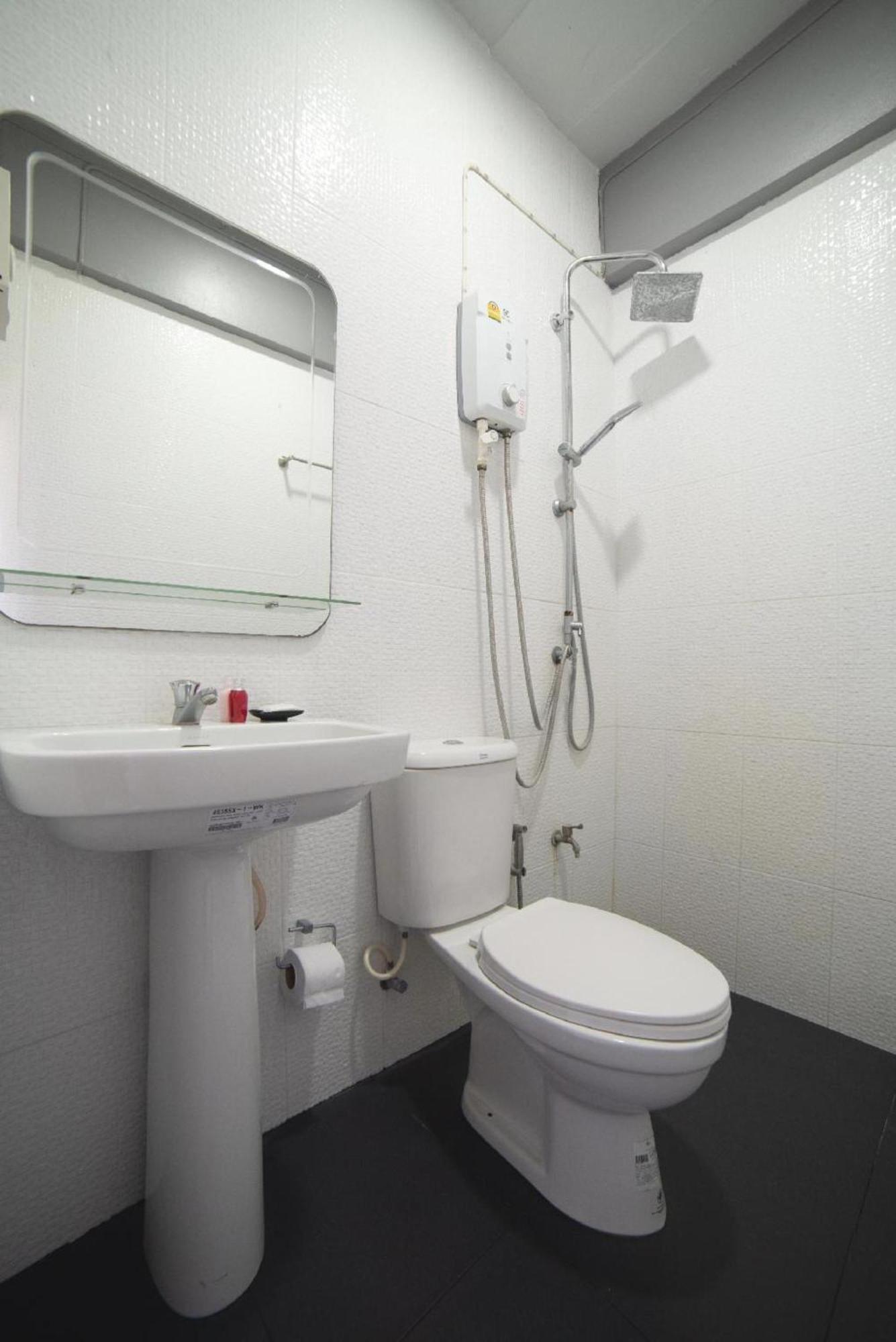 Oyo 465 Krung Kao Traveller Lodge Аюттхая Екстер'єр фото