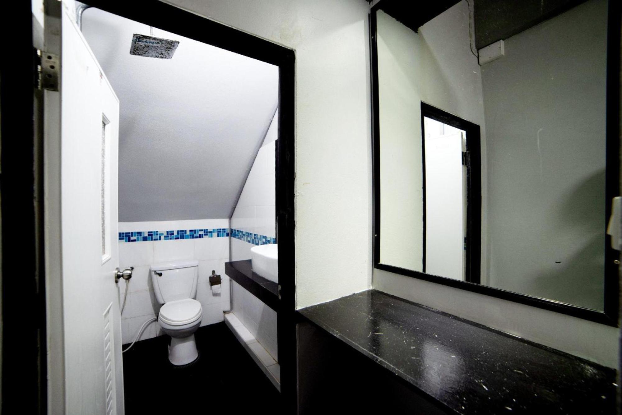 Oyo 465 Krung Kao Traveller Lodge Аюттхая Екстер'єр фото