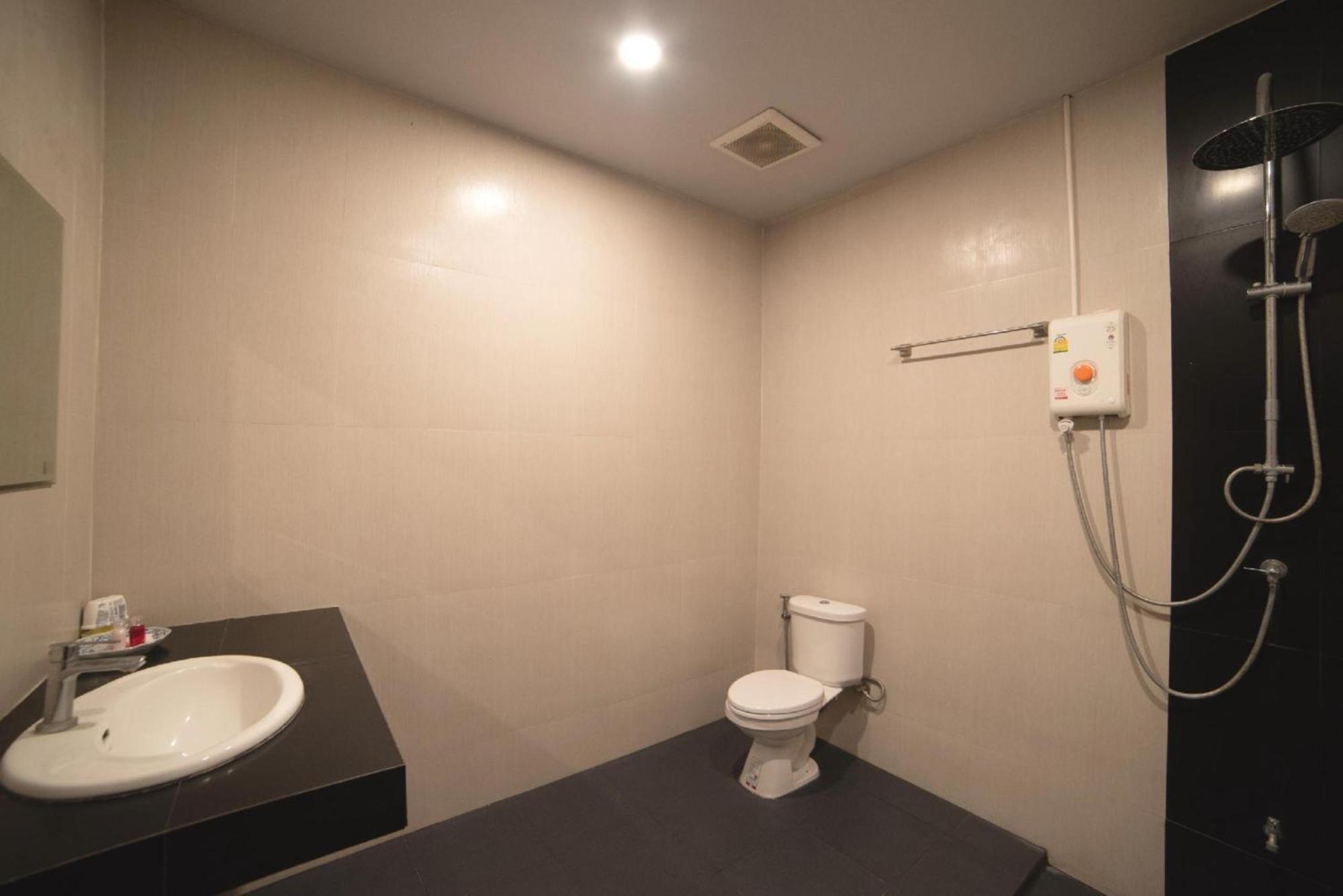 Oyo 465 Krung Kao Traveller Lodge Аюттхая Екстер'єр фото