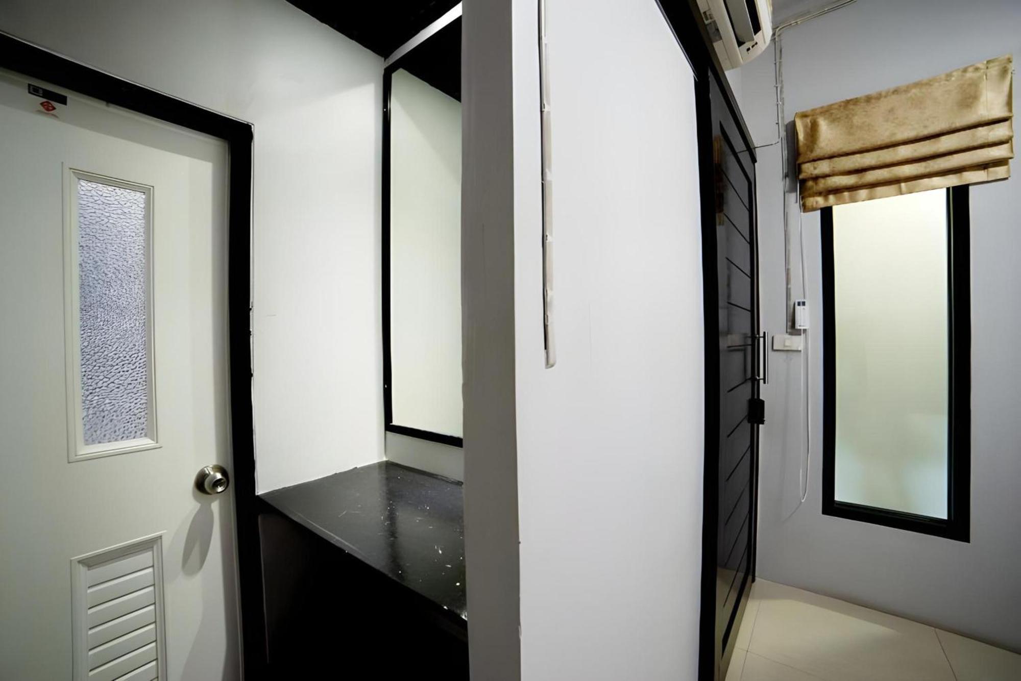 Oyo 465 Krung Kao Traveller Lodge Аюттхая Екстер'єр фото