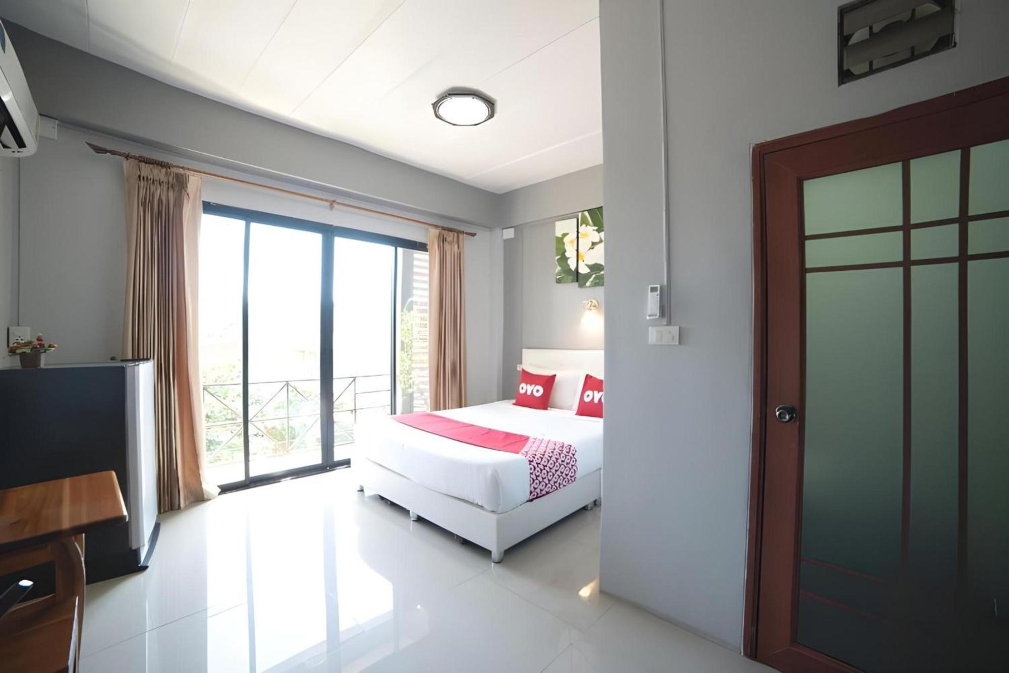 Oyo 465 Krung Kao Traveller Lodge Аюттхая Екстер'єр фото